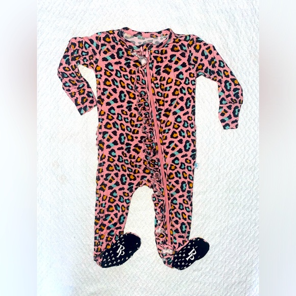 ✨ POSH PEANUT ✨ Footie Ruffled Zippie Sz 3-6Months - Picture 3 of 6